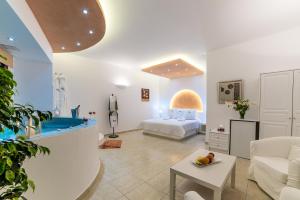 um quarto de hotel com uma cama e uma casa de banho em William's Houses em Akrotírion