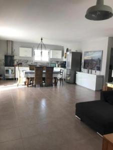 Nhà bếp/bếp nhỏ tại Maison avec piscine privée aux portes des Cévennes +21 ảnh