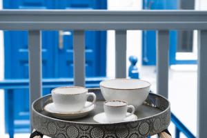 Duas chávenas de café numa bandeja na varanda em Luxury Apartment Center of Mykonos Town - Sleeps 4 em Míconos