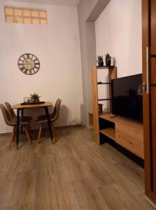 TV a/nebo společenská místnost v ubytování Rafailia's House