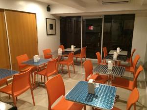Posezení v ubytování Stone House Hotel Pasay