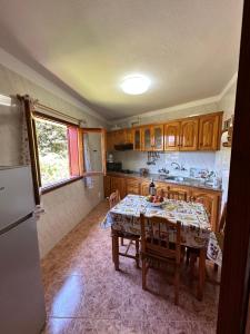 聖塞瓦斯蒂安德拉戈梅拉的住宿－Casa Zaida，厨房配有桌子和冰箱