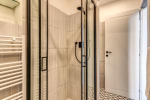 una ducha con puerta de cristal en un baño en AwesHomeitaly - Villa Tower, en Pisa