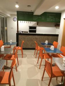 Kuchyň nebo kuchyňský kout v ubytování Stone House Hotel Pasay