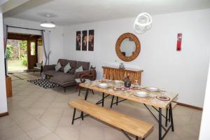 uma sala de estar com uma mesa e um sofá em Lovely 2 Bedroom Duplex next to the Beach em Cap Malheureux