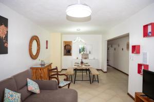 uma sala de estar com um sofá e uma mesa em Lovely 2 Bedroom Duplex next to the Beach em Cap Malheureux