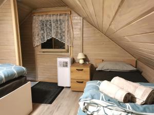 Camera piccola con 2 letti e frigorifero. di Cosy Retreat Čatež a Čatež ob Savi Altre 42 foto