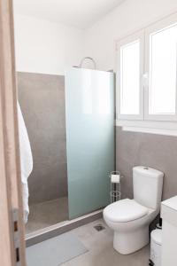 bagno bianco con servizi igienici e doccia di Saint Nicholas Houses a Kefalos