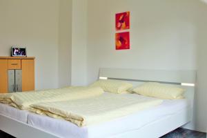 ヴィンターベルクにあるFerienhaus Winterbergの白いベッドが備わる客室です。