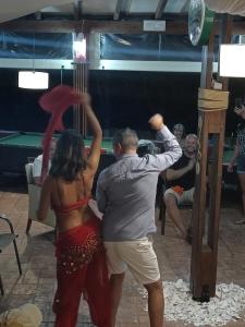 Un uomo e una donna che ballano sulla pista da ballo di DAMIA HOTEL Apts a Sidari