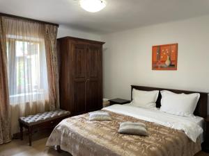 モイエチウ・デ・ジョスにあるCasa Duduのベッドルーム1室(大型ベッド1台、枕2つ付)