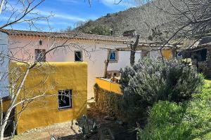 Nespecifikovaný výhled na hory nebo výhled na hory při pohledu z prázdninového domu