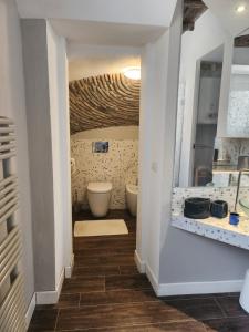 a bathroom with two sinks and a tub and a toilet at Casa Erika in Bracciano