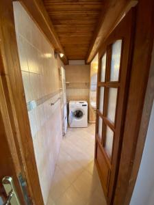 La salle de bains est pourvue d'un lave-linge et d'une porte. dans l'établissement Apartment in city center, à Košice