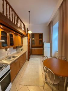 une cuisine avec une table en bois et une salle à manger dans l'établissement Apartment in city center, à Košice