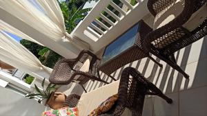 een kamer met drie rieten stoelen op een veranda bij Sweet home #chania in Perivólia
