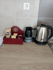 un bollitore per il tè e una scatola su un bancone della cucina di Digkas appartment a Agia Triada