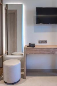 TV a/nebo společenská místnost v ubytování Pantheon Sea View