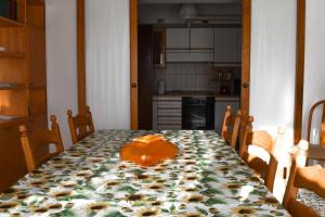 una cocina con una mesa con un patrón de flores. en Ciceri Properties Montebello en Verbania