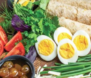 un grupo de huevos y hortalizas sobre una mesa en Roman's guest house in Garni en Garni