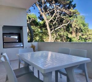 Biały stół i krzesła na patio w obiekcie Carilo Vista w mieście Carilo
