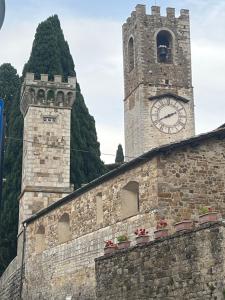 Badia A PassignanoIl Fiorino di Badia的一座石头建筑,上面有钟楼