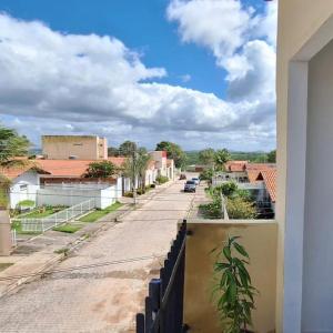 Blick auf eine Straße vom Balkon eines Hauses in der Unterkunft Apartamento Novo em Piranhas in Piranhas