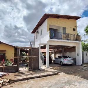 a house with a car parked in front of it at Apartamento Novo em Piranhas in Piranhas