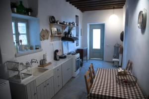 Ett kök eller pentry på Traditional Village House