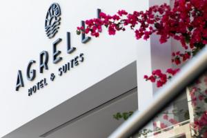カルダメナにあるAgrelli Hotel & Suitesのピンクの花の看板