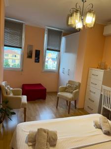 sypialnia z 2 łóżkami i salon w obiekcie City Center Apartment in Shkoder w Szkodrze