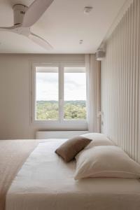 Ένα ή περισσότερα κρεβάτια σε δωμάτιο στο Vue de l'Océan à la forêt, la plage à vos pieds