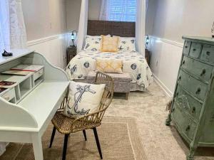 刘易斯Crow's Nest - Private Guest Apt Near Bike Trail/3.7 mi to Beach的一间卧室，配有一张床、一张桌子和一把椅子