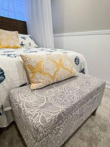 Crow's Nest - Private Guest Apt Near Bike Trail/3.7 mi to Beach客房内的一张或多张床位