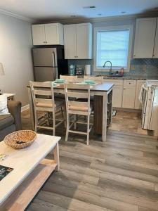 刘易斯Crow's Nest - Private Guest Apt Near Bike Trail/3.7 mi to Beach的房间里有一张桌子和几把椅子的厨房
