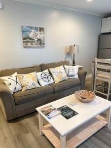 Crow's Nest - Private Guest Apt Near Bike Trail/3.7 mi to Beach的休息区