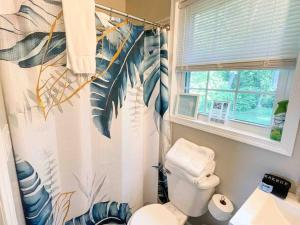 刘易斯Crow's Nest - Private Guest Apt Near Bike Trail/3.7 mi to Beach的带马桶和窗户的浴室