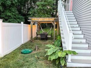 Crow's Nest - Private Guest Apt Near Bike Trail/3.7 mi to Beach外面的花园