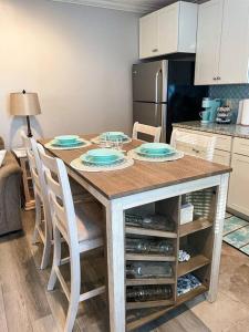 Crow's Nest - Private Guest Apt Near Bike Trail/3.7 mi to Beach的厨房或小厨房