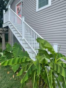 Crow's Nest - Private Guest Apt Near Bike Trail/3.7 mi to Beach外面的花园