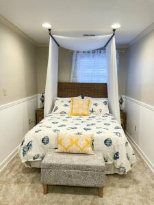 刘易斯Crow's Nest - Private Guest Apt Near Bike Trail/3.7 mi to Beach的带天篷床的卧室