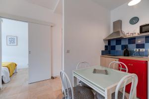 - une cuisine et une salle à manger avec une table et des chaises dans l'établissement Riviera Plage - Wifi, AC, 4 pers, à Nice