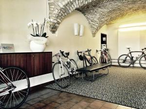 un grupo de bicicletas estacionadas en una habitación en Hotel Piroscafo en Desenzano del Garda