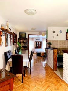 ブドヴァにあるVilla Urbana, Old Town Budvaのテーブルと椅子のあるキッチンとリビングルーム