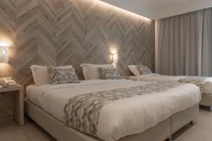 Posteľ alebo postele v izbe v ubytovaní AGRELLI Hotel & Suites