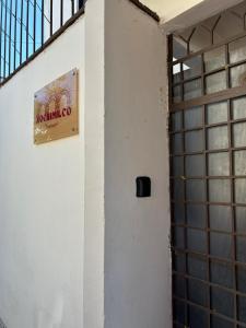 Un cartello su un muro accanto a una porta di Xochimilco Apartment a Città di Oaxaca
