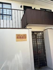um sinal na lateral de um edifício em Xochimilco Apartment em Oaxaca City