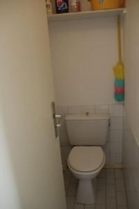 een badkamer met een wit toilet in een stal bij Appart 801, Tennis village in Cap d'Agde