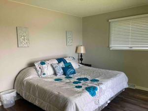 - une chambre avec un lit orné de fleurs bleues dans l'établissement Lakeside Home, à Sauk Centre