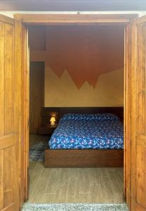 um quarto com uma cama no meio em Spacious mountain view attic apartment em Barzio